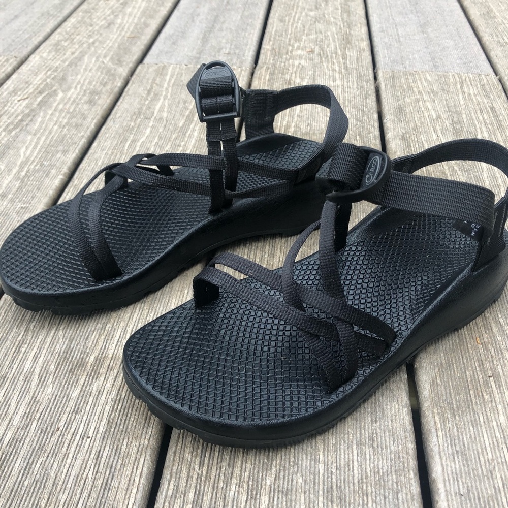 Chaco women’s 10 black canvas strap sandals.